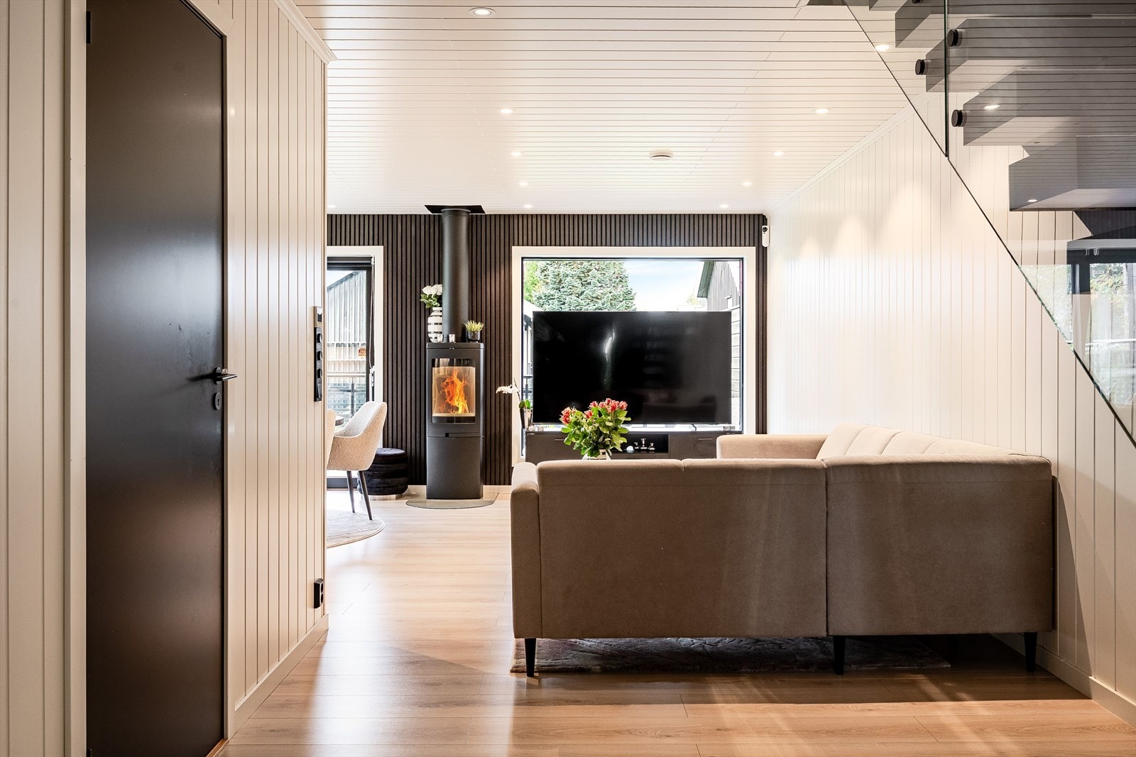 Boligen har en innholdsrik og familievennlig planløsning over to plan med 2 stuer, 5 soverom, 2 baderom og eget vaskerom. Galleribilde