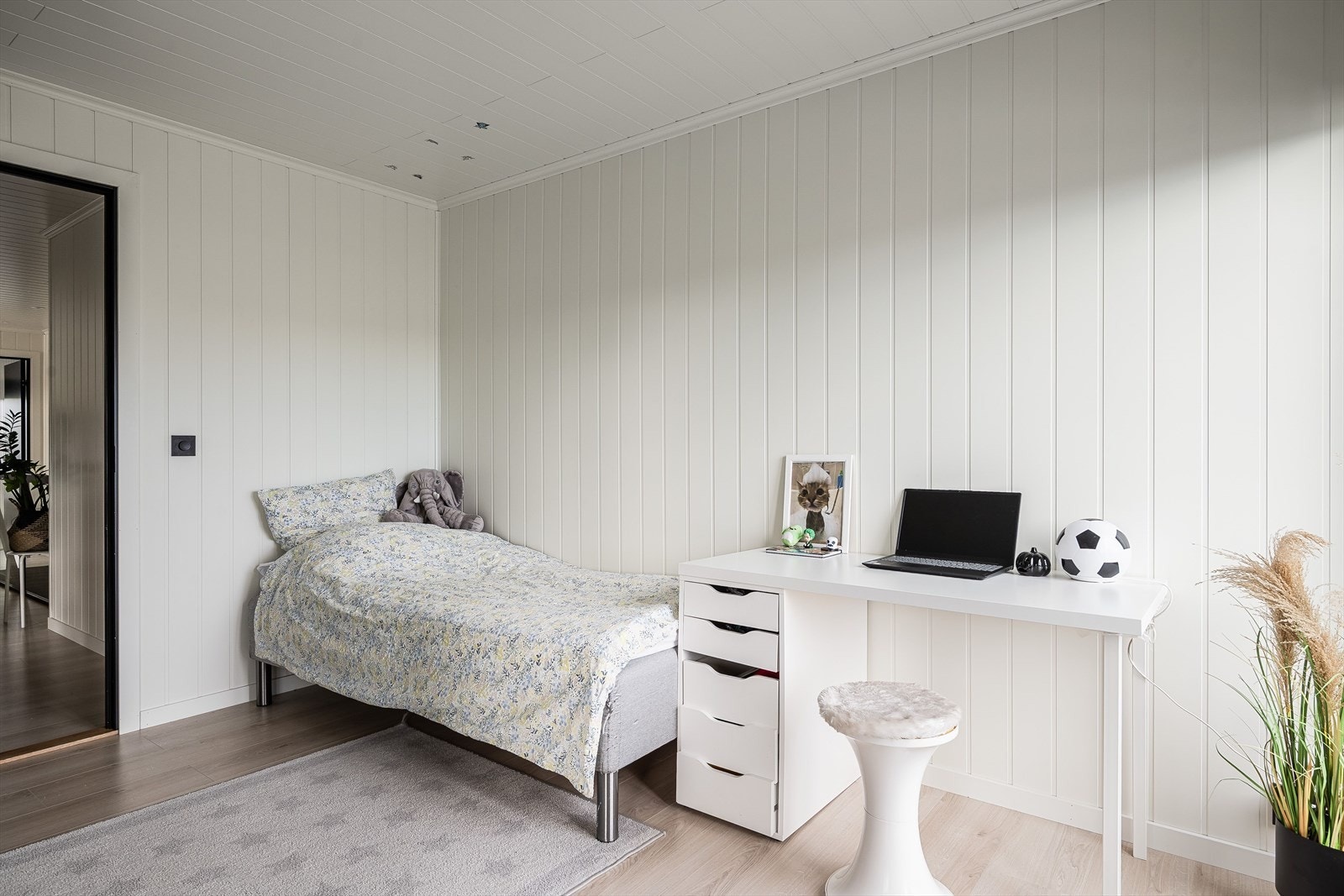 På soverommet er det plass til både seng og kontorpult. Galleribilde