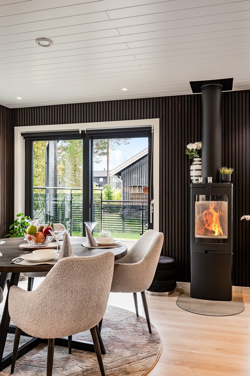 Som et fint midtpunkt i stuen har du en moderne vedovn, som både gir god varme og bidrar til ekstra hygge på kaldere høst- og vinterdager. Det er også vannbåren gulvvarme i hele 1. etasje. Galleribilde