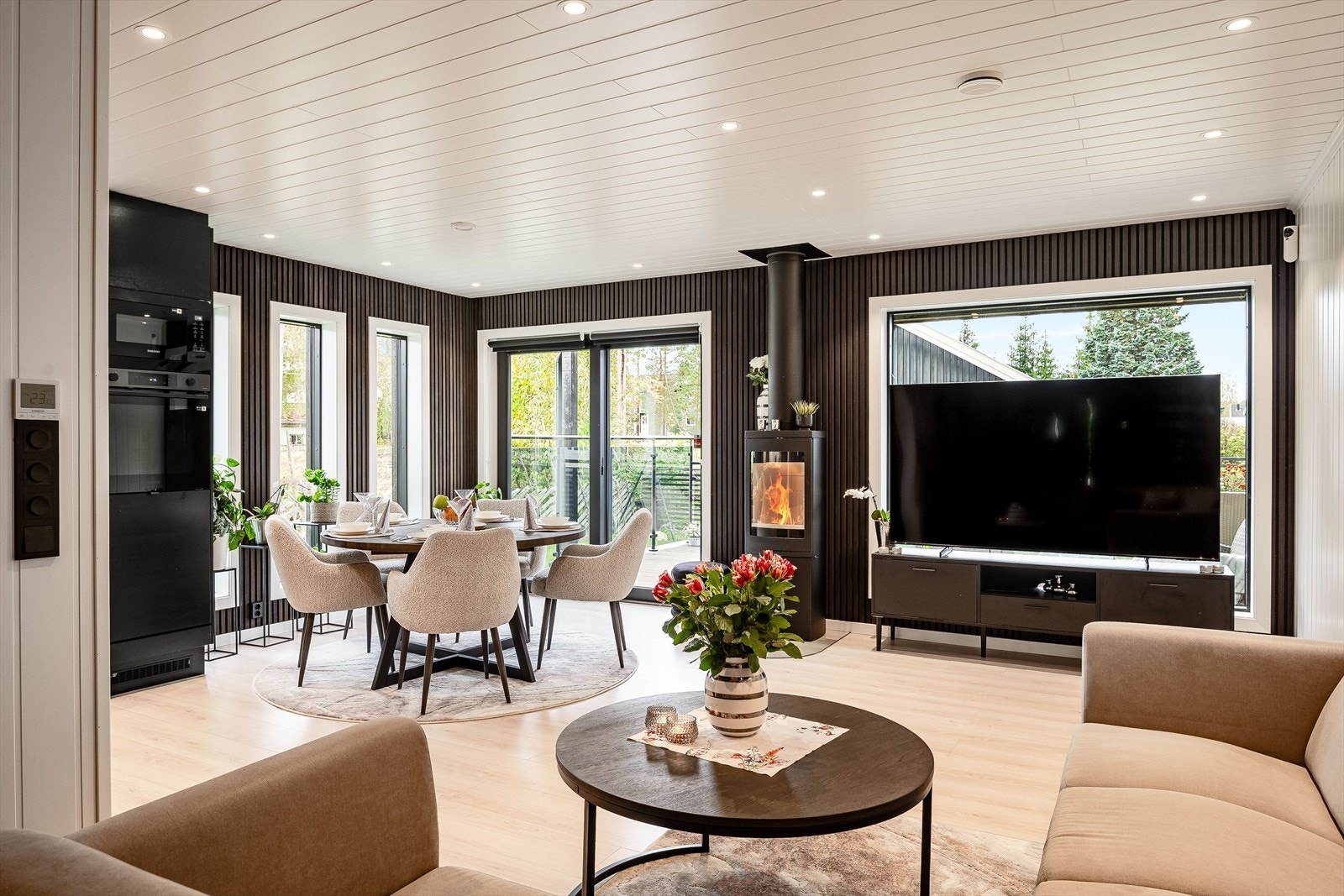 I 1. etasje har du en lys og flott stue med åpen kjøkkenløsning. Rommet har flere store vindusflater mot to ulike himmelretninger som sørger for rikelig med naturlig lys. Galleribilde