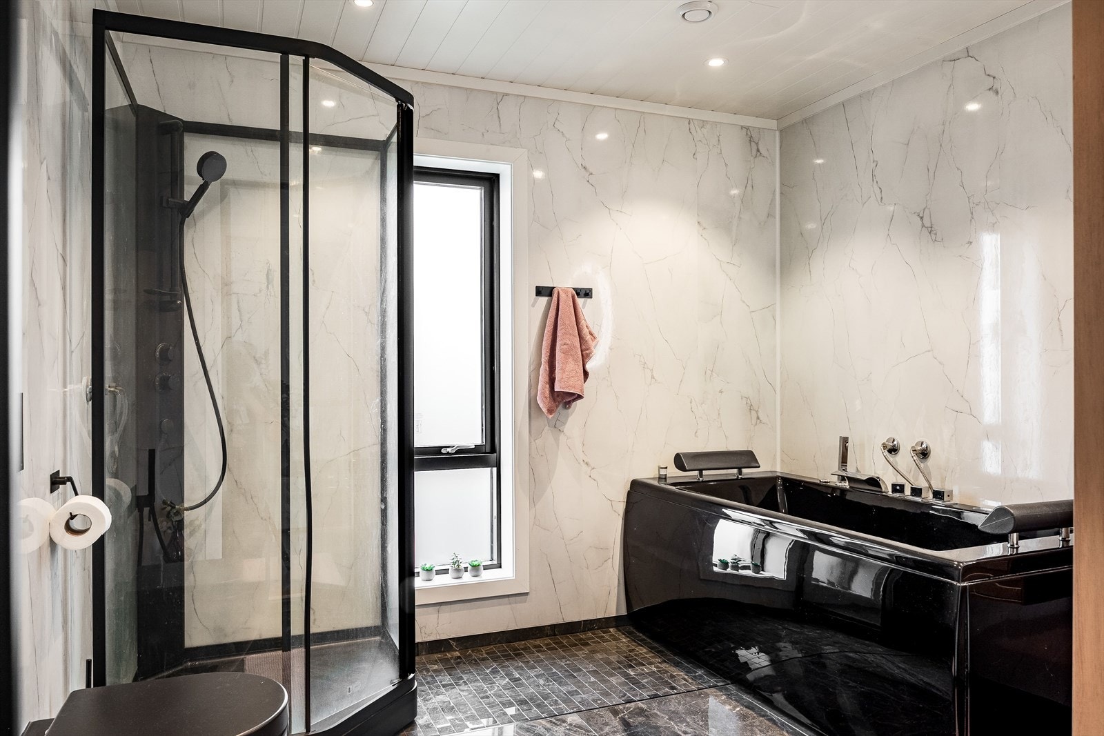 I tilknytning til soverommene i 2. etasje har du nok et lyst og moderne baderom. Baderommet har stilige gulvfliser med vannbåren gulvvarme, flotte våtromsplater på veggene, downlights i himlingen og avtrekk via balansert ventilasjon. Galleribilde