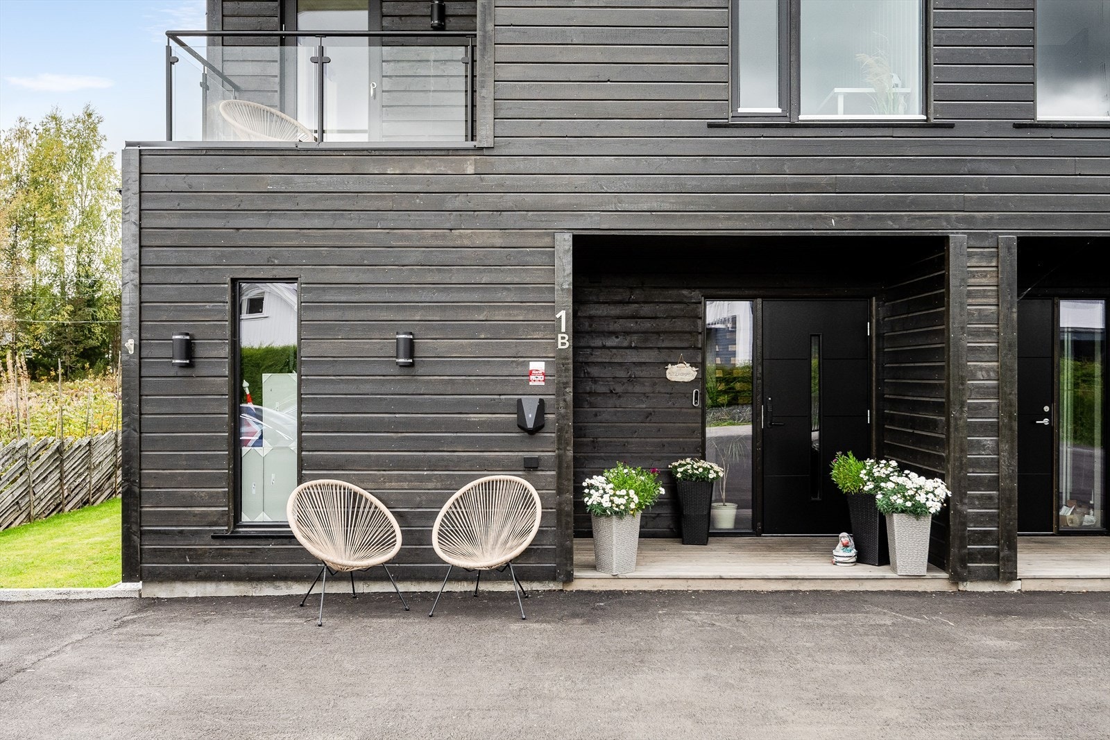 Du ønskes velkommen inn via et hyggelig overbygget inngangsparti. Her har du også adkomst til en praktisk utvendig bod på 4m². Galleribilde