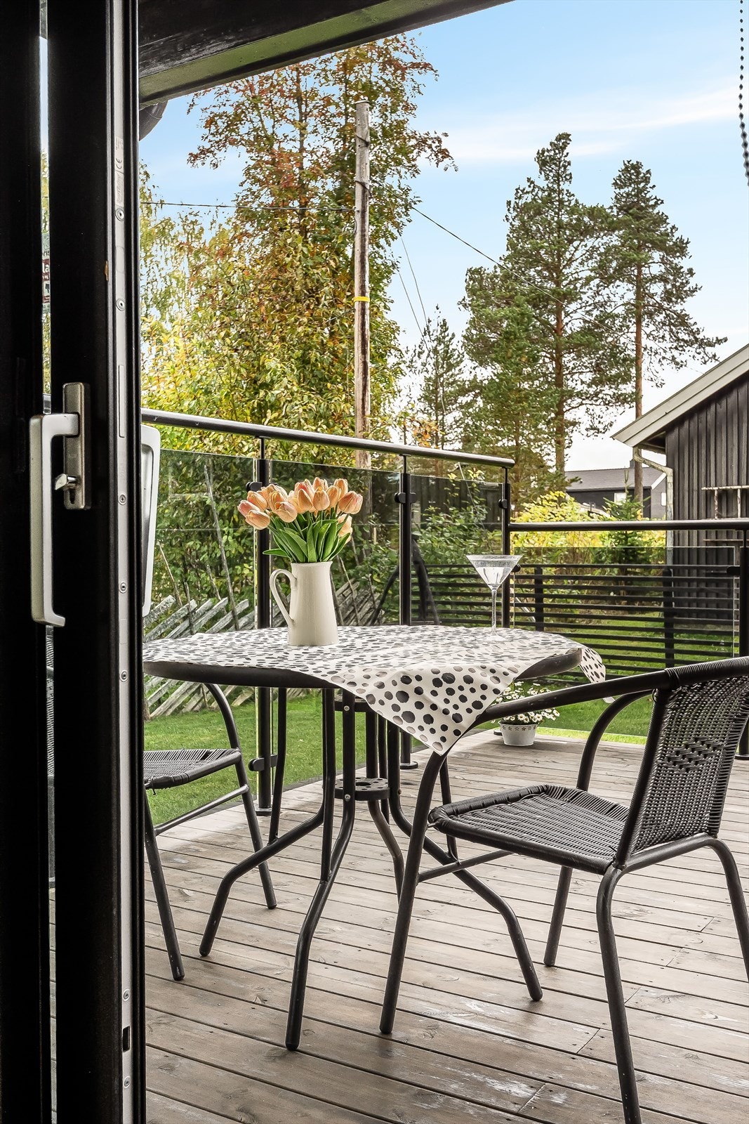 I stuen har du en stor skyvedør ut til terrassen som blir en naturlig forlengelse av stuen som sommerstid. Galleribilde