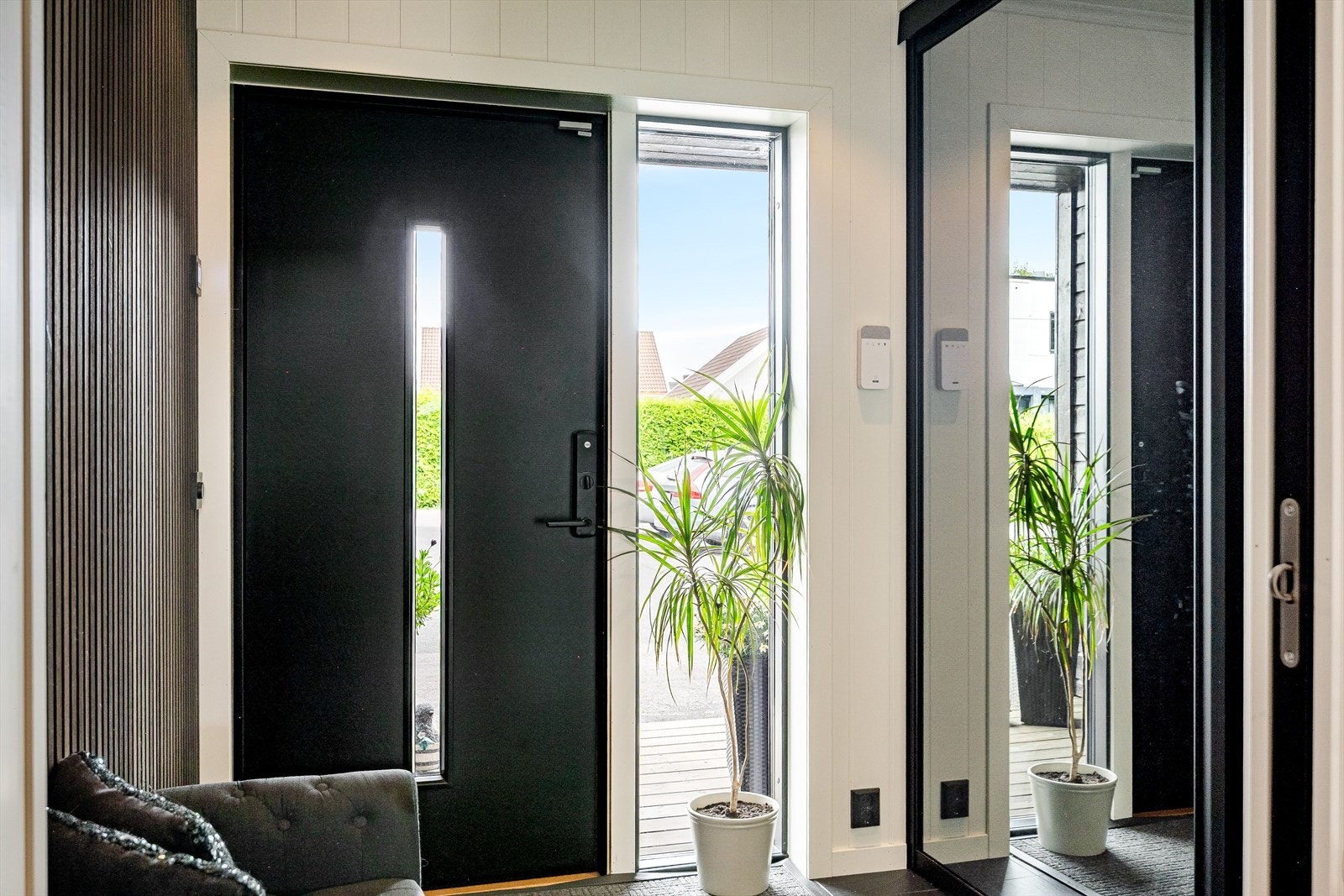 Når du entrer boligen kommer du inn i en flott entré som gir et meget godt førsteinntrykk. Her har du rikelig med oppbevaringsplass i stor plassbygget skyvedørsgarderobe med speildører. Galleribilde