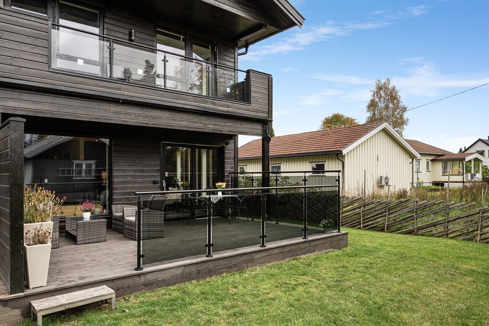 På terrassen er det god plass til sittegrupper etter eget ønske og behov. Beliggenheten mot vest sørger for gode solforhold på ettermiddag og kveld. Galleribilde