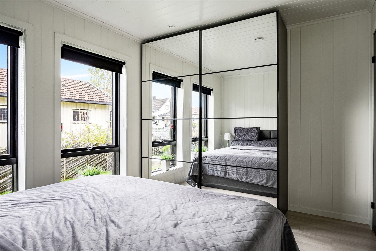 Soverommet har god standard med enstavs laminat på gulv, vannbåren gulvvarme, lyse panelplater på veggene, skjult elektrisk anlegg og downlights i himlingen. To store vinduer slipper inn fint naturlig lys. Galleribilde