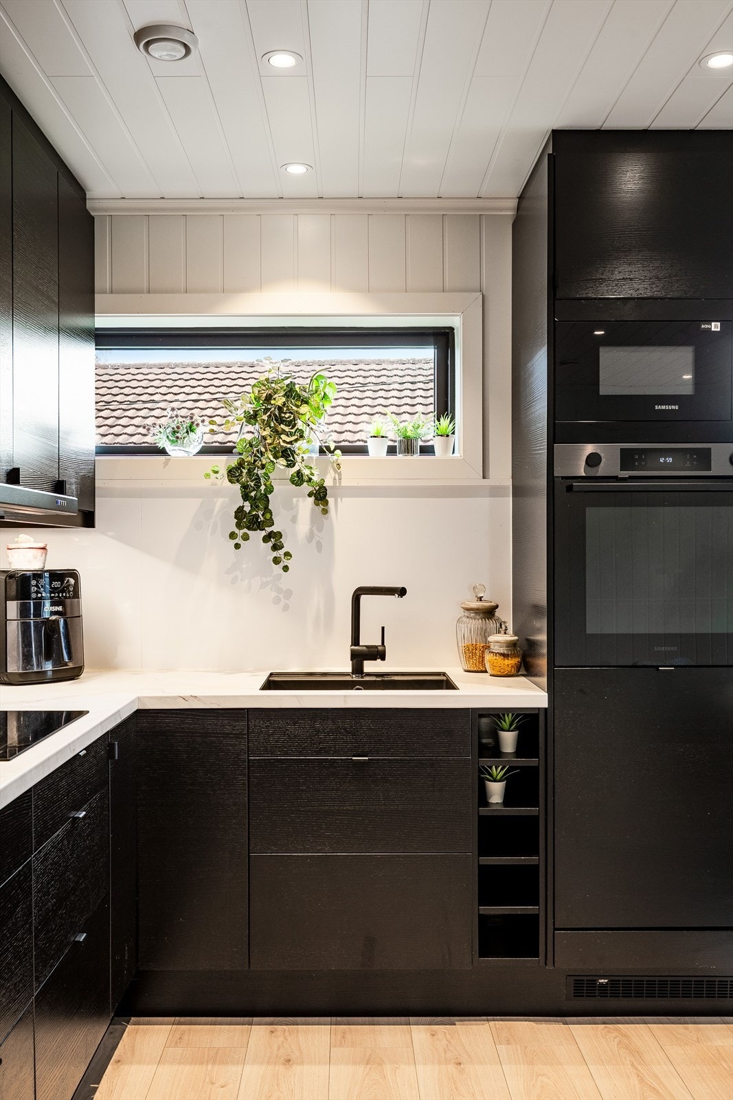 Stilrent og flott kjøkken fra 2024 med god skap- og benkeplass. Kjøkkenet er fullt utstyrt med integrerte hvitevarer som medfølger i handelen. Galleribilde