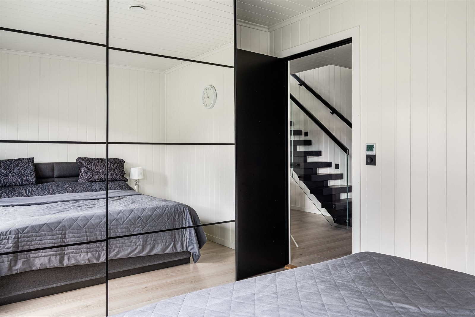 På soverommet er det plass til dobbeltseng med tilhørende nattbord, samt god oppbevaringsplass i skyvedørsgarderobe med speildører. Galleribilde