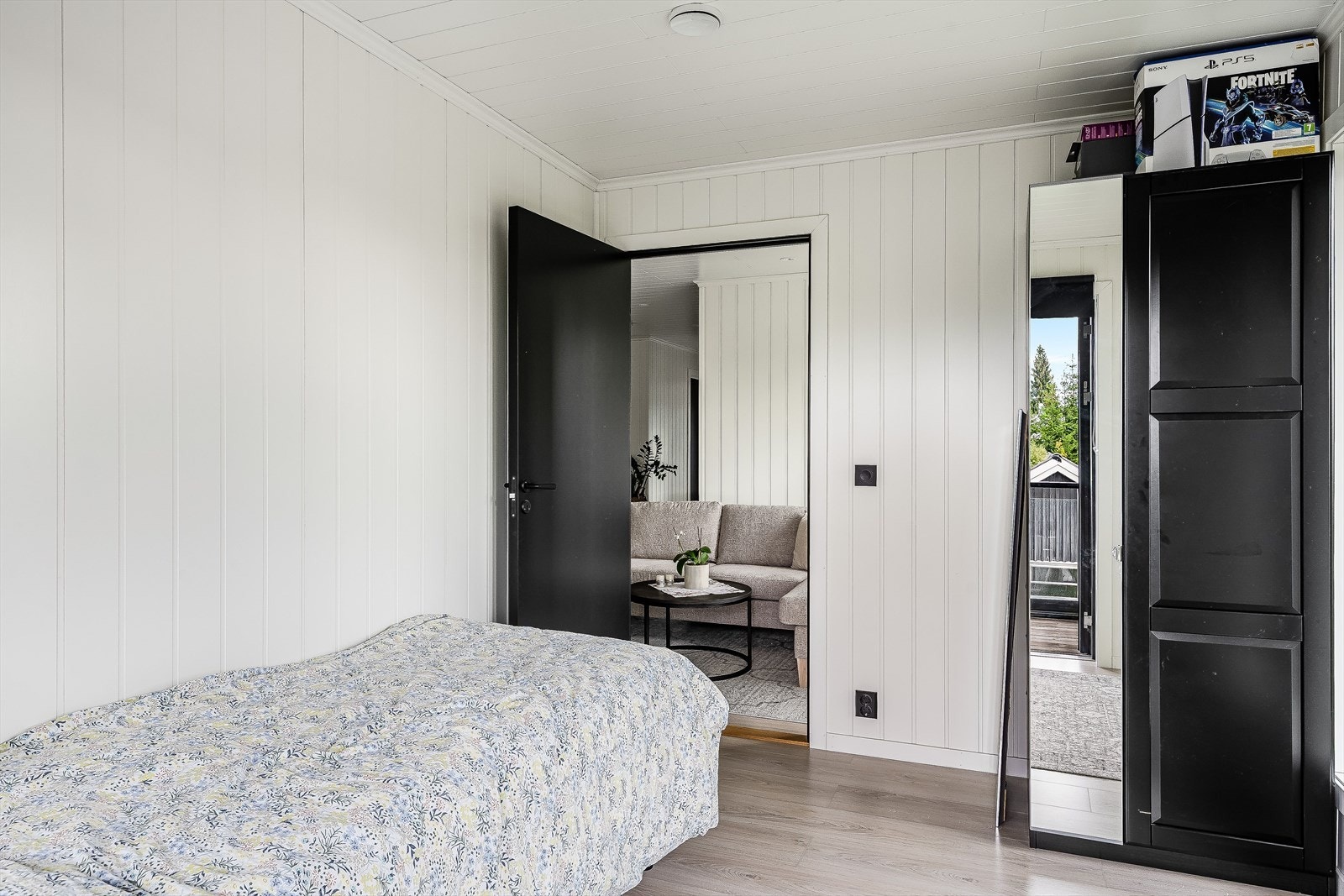 Soverom 2 har plass til seng og kontorpult, samt oppbevaringsplass i medfølgende garderobeskap. Galleribilde