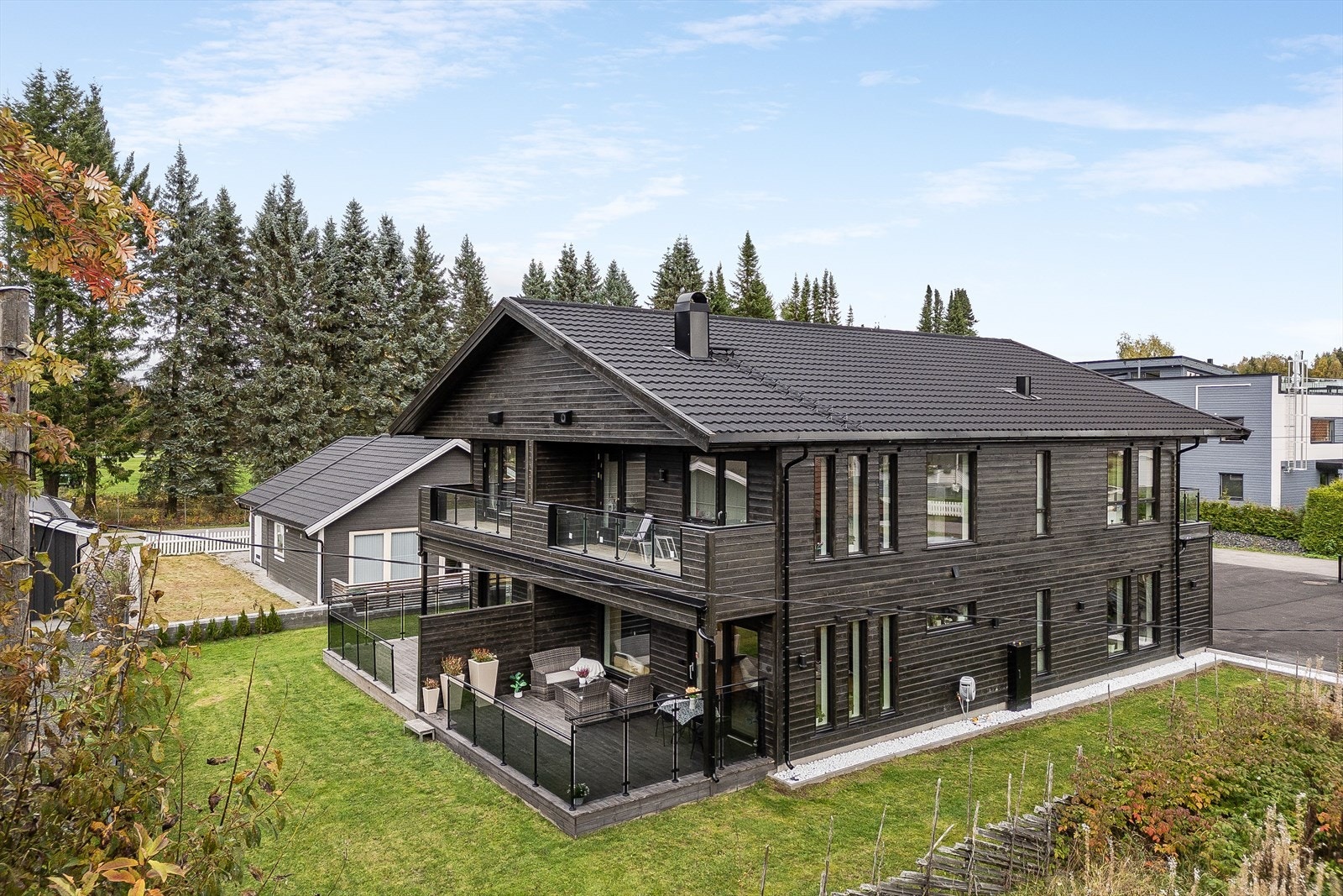 En lekker del av vertikaldelt tomannsbolig fra 2024 med moderne standard og fine materialer - her kan du flytte rett inn! Galleribilde