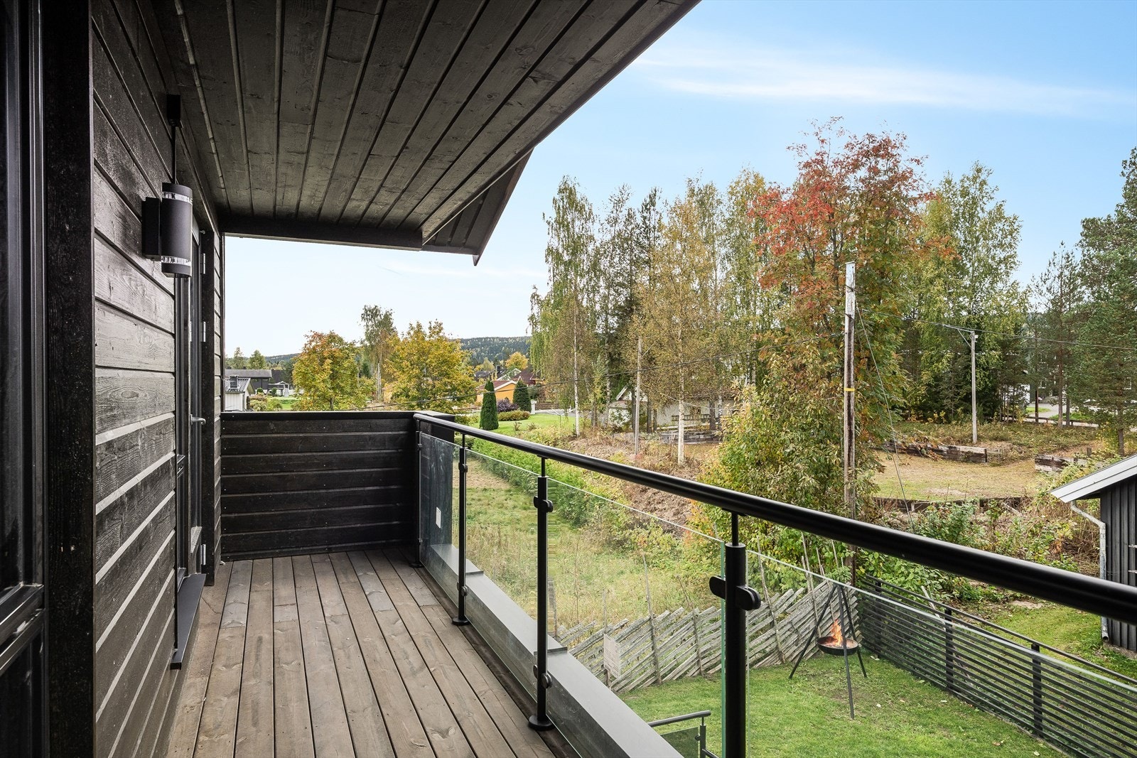 Soverom 2 og 3 har utgang til en flott vestvendt balkong med deilig ettermiddag- og kveldssol. Balkongen er overbygget, har terrassebord på gulv, rekkverk med glassfelt og utebelysning montert på vegg. Galleribilde