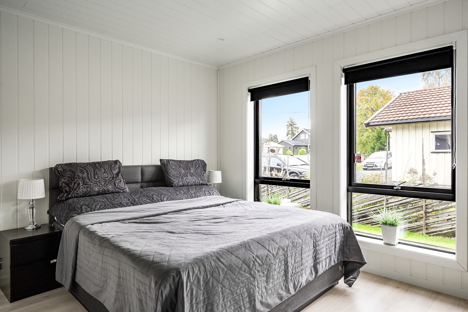 Boligen inneholder totalt hele 5 soverom! Hovedsoverommet er et lyst og fint rom som ligger i 1. etasje. Galleribilde