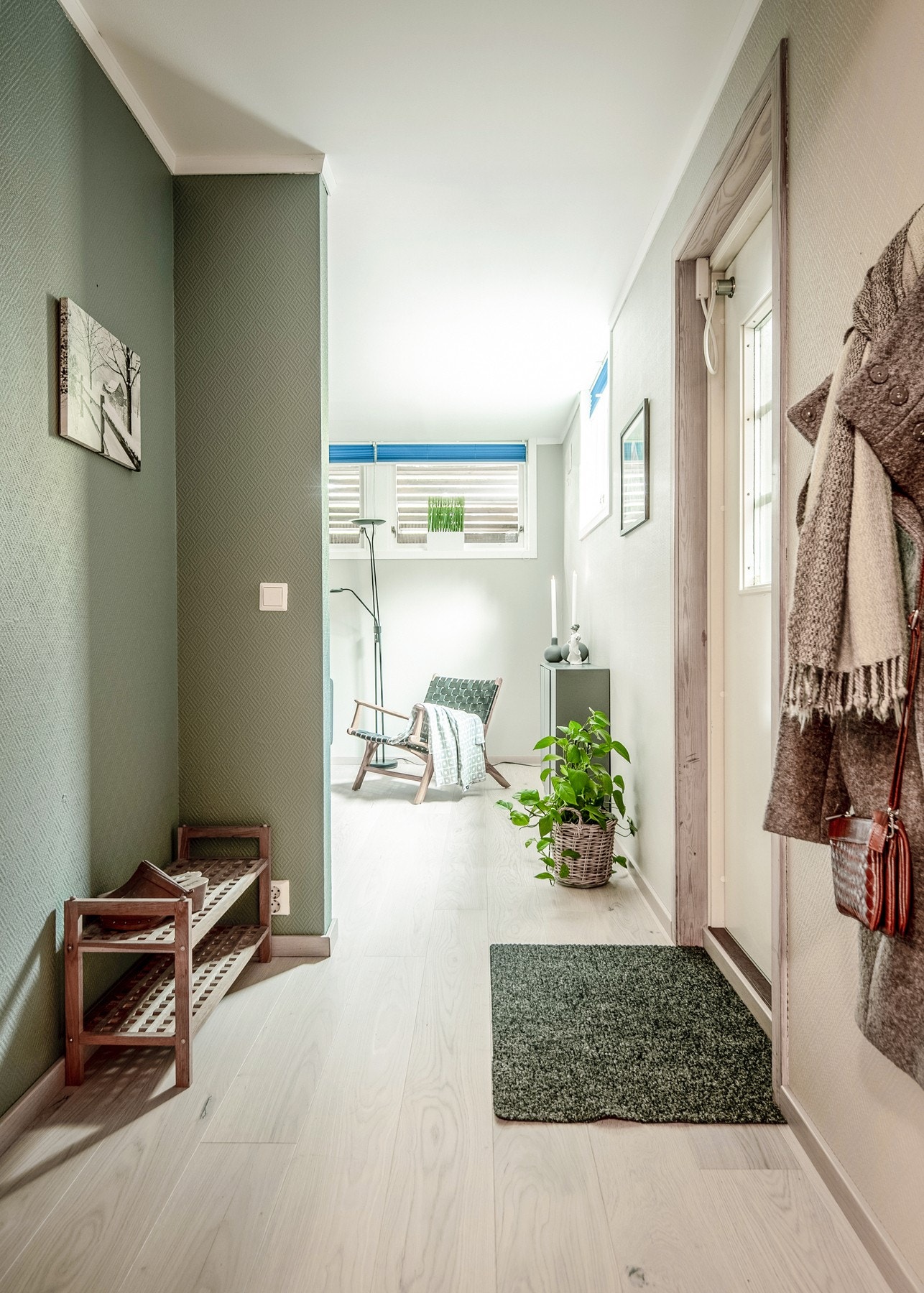 Underetasjen har egen inngang med plass til møblement. Galleribilde