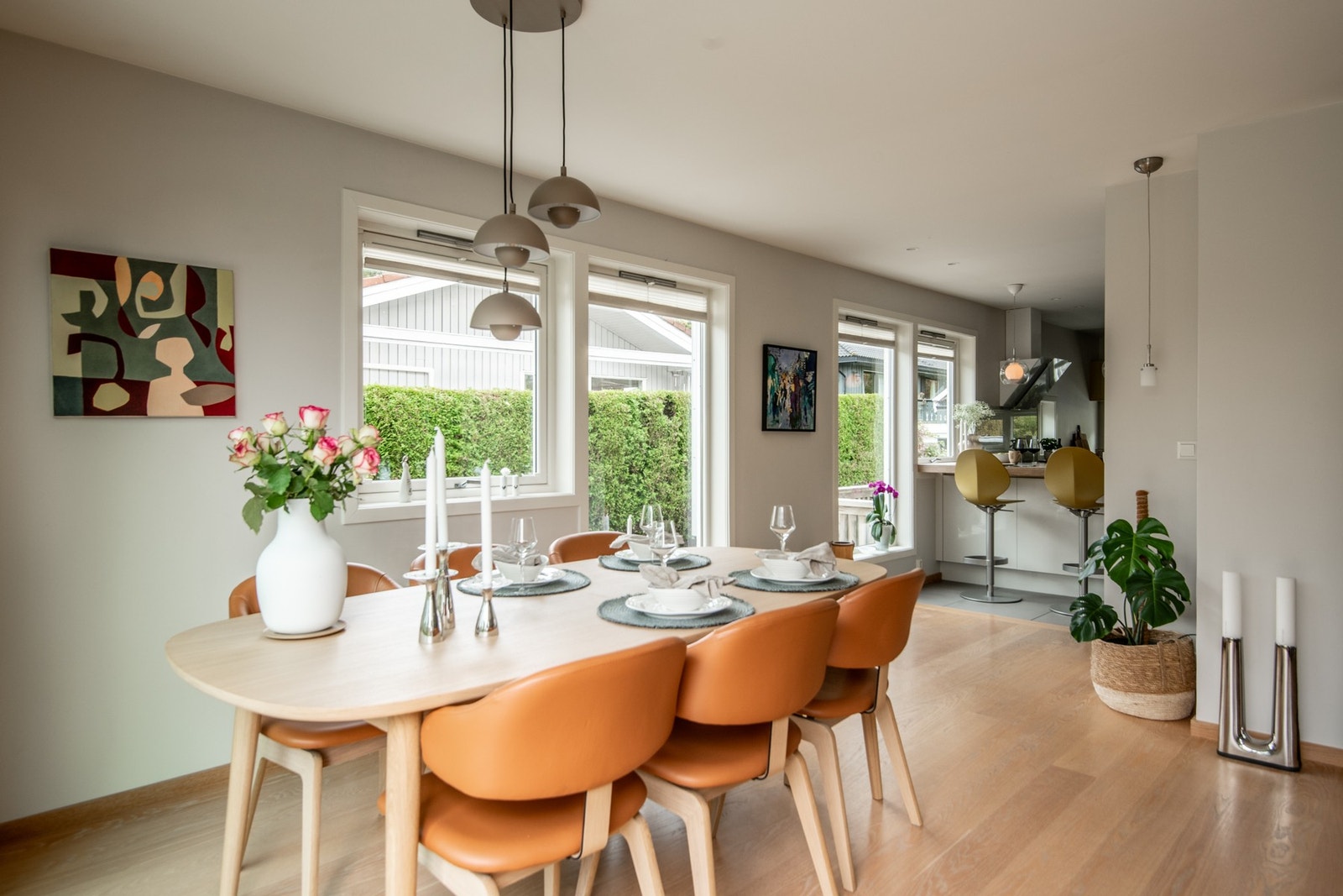 Stuen har åpen løsning mot kjøkkenet. Galleribilde