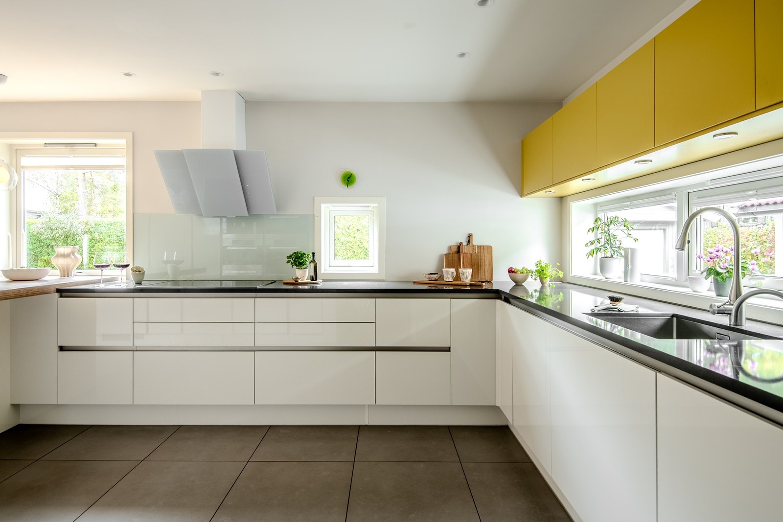 Kjøkkenet er godt utstyrt med integrerte hvitevarer som induksjonstopp, stekeovn, dampovn, kombinert stekeovn/mikrobølgeovn, oppvaskmaskin, kaffemaskin, kjøleskap og fryser. Galleribilde