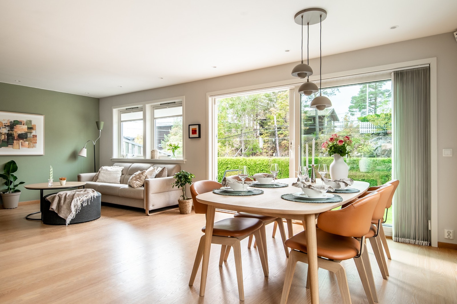 Lys og luftig stue med store vindusflater, enstavs parkett, malte overflater og downlights i himling. Galleribilde