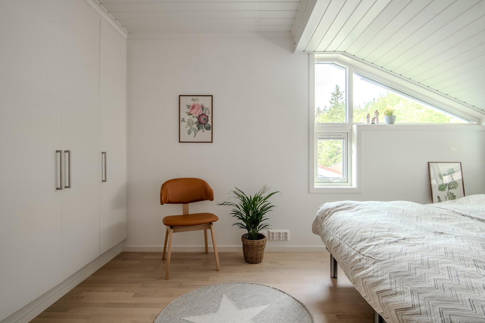 Alle rommene er romslige og har trestavs parkett. Galleribilde