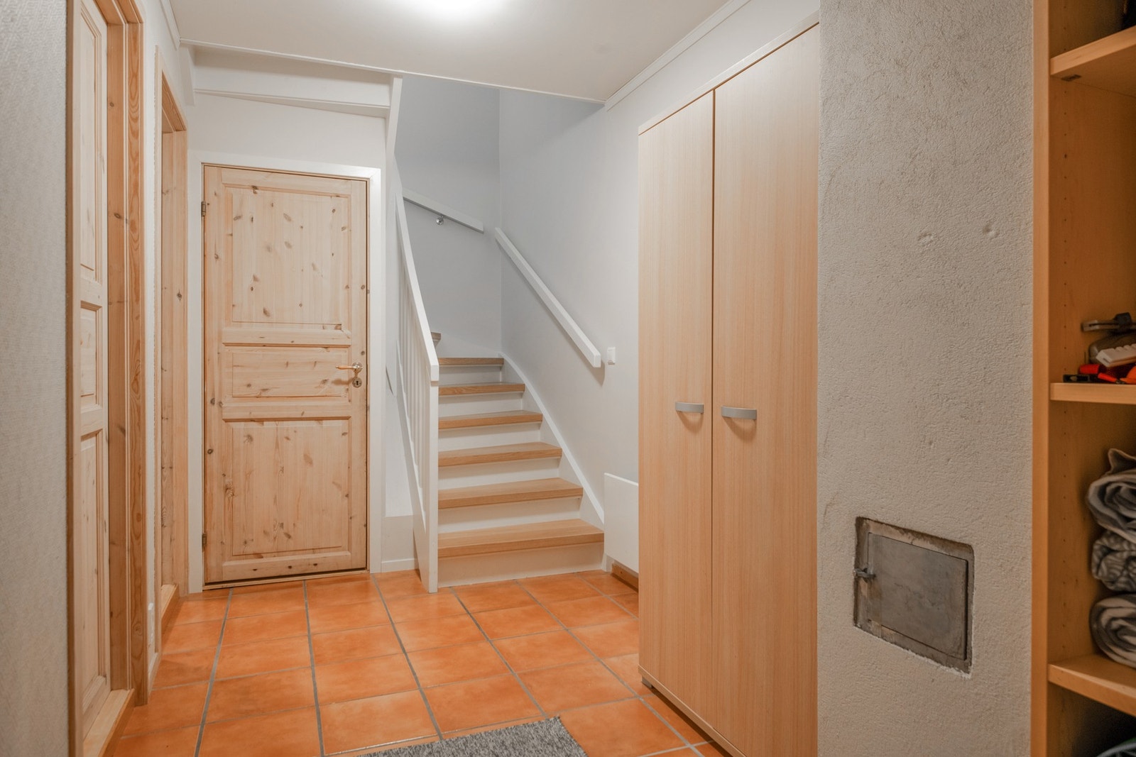 I gangen i underetasjen er det garderobeskap for praktisk lagring. Galleribilde