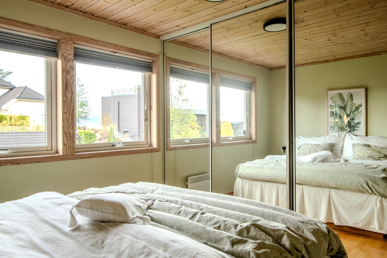 Skyvedørsgarderobe med speilfronter i ett rom. Galleribilde