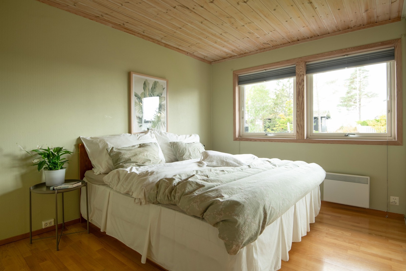 Det er god plass til dobbeltseng, nattbord og øvrig møblement på alle rommene. Galleribilde