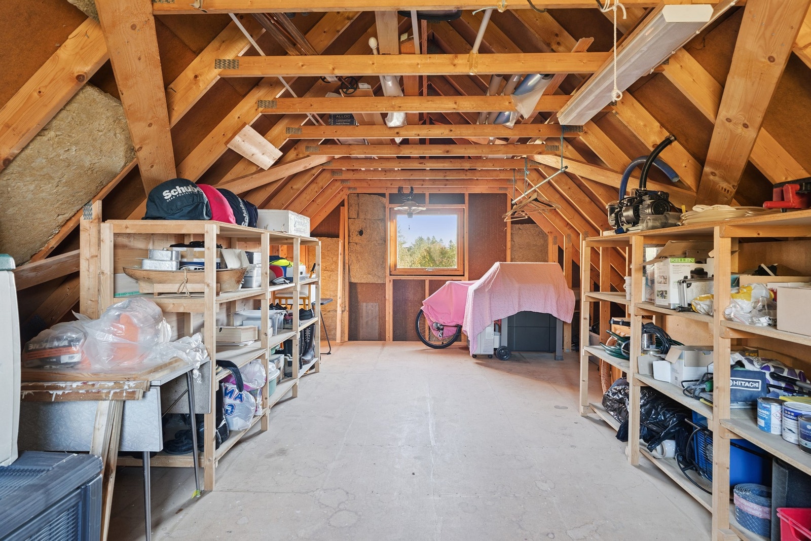 Loft på garasjen med god lagring Galleribilde