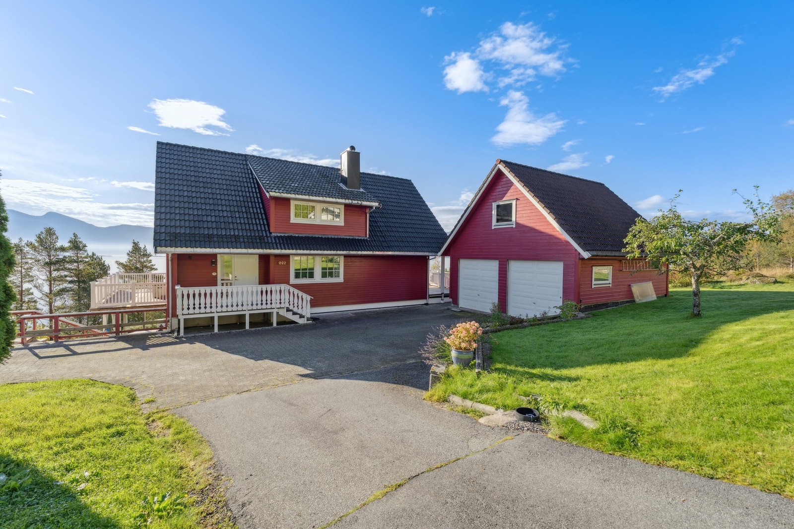 Innkjørsel med gode parkeringsmuligheter Galleribilde