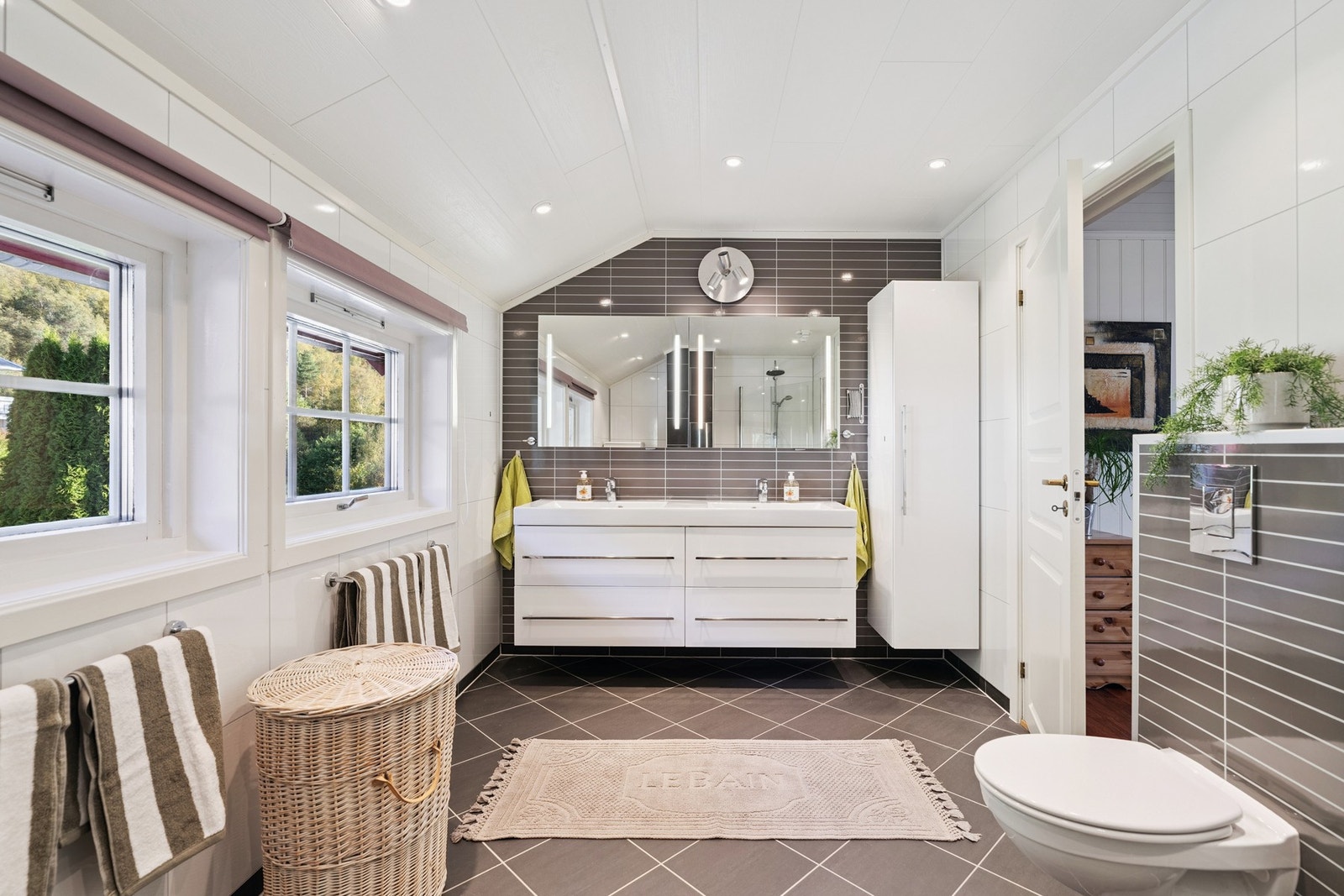 Bad i loftetasje pusset opp i 2014, og igjen oppgradert i 2025 Galleribilde