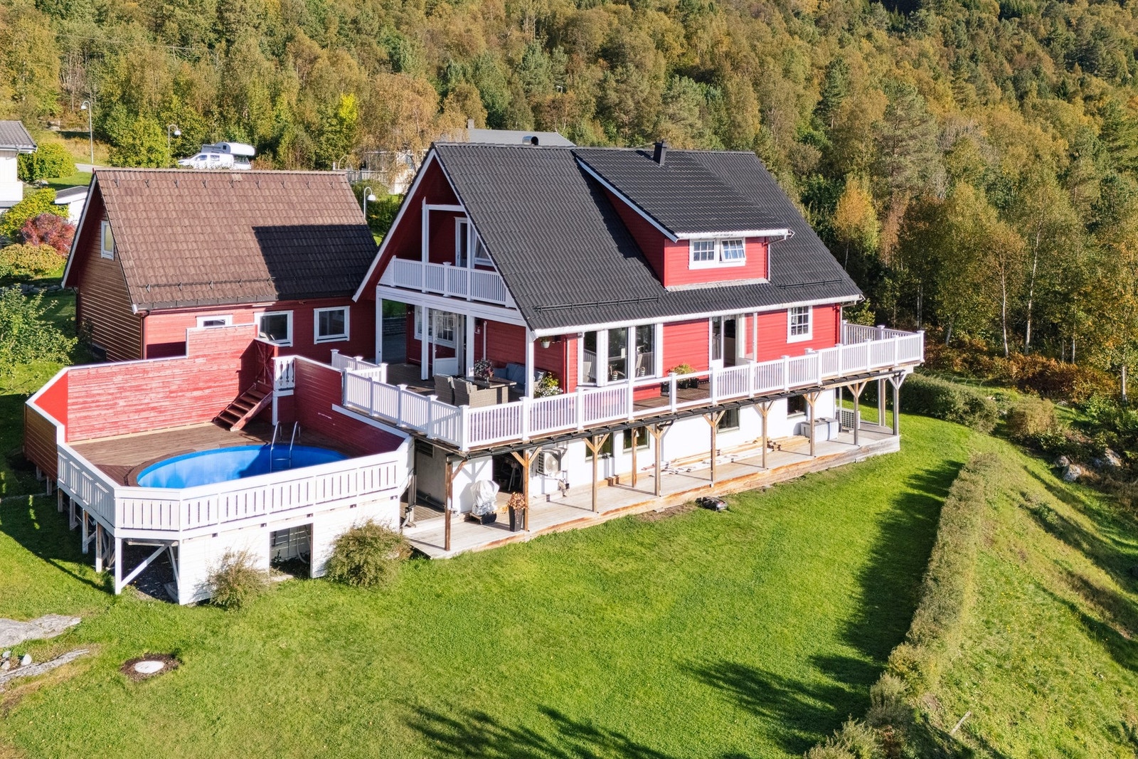 Det er laget til stor terrasse med badebasseng Galleribilde