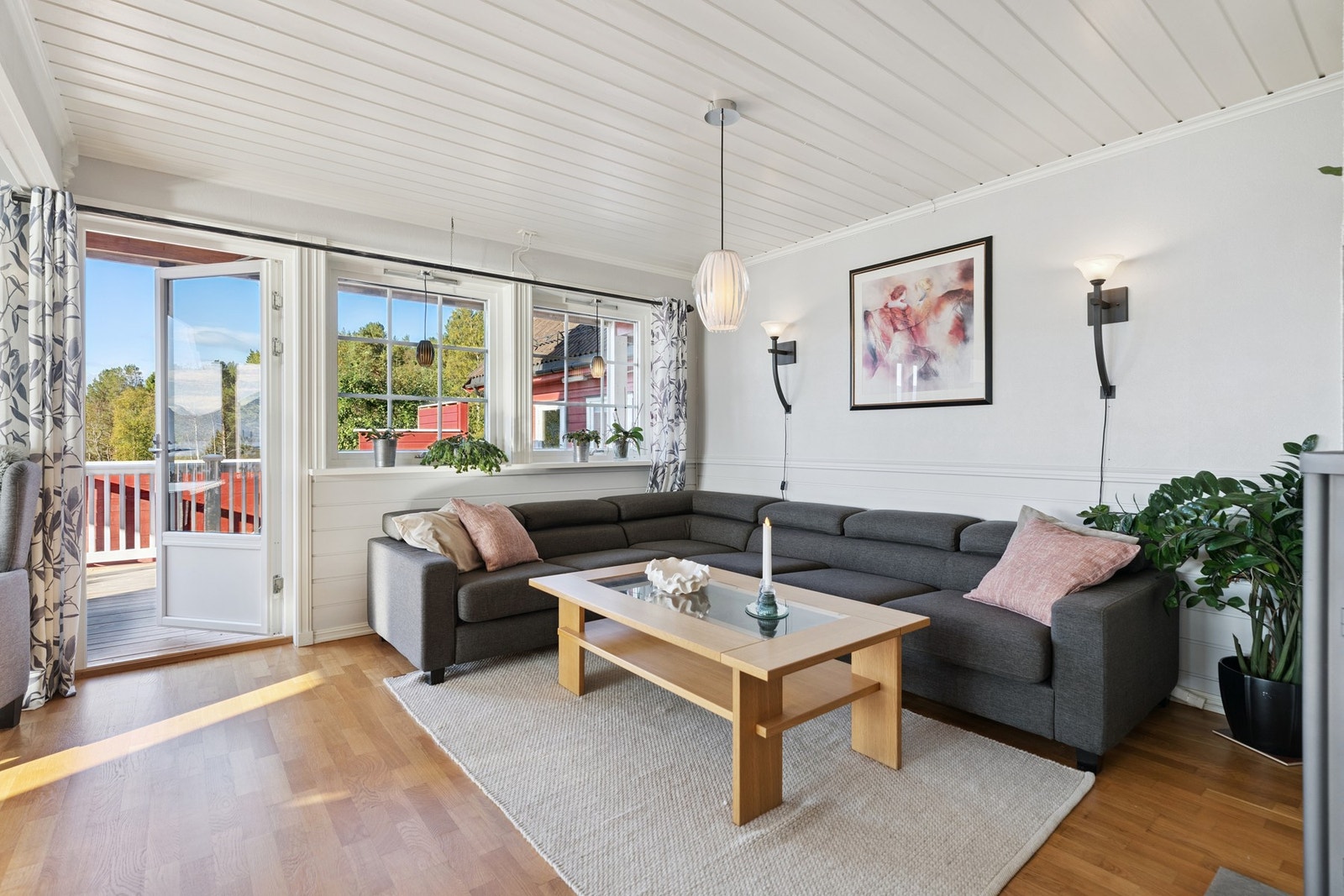 Stue med parkettgulv og utgang til terrassen Galleribilde