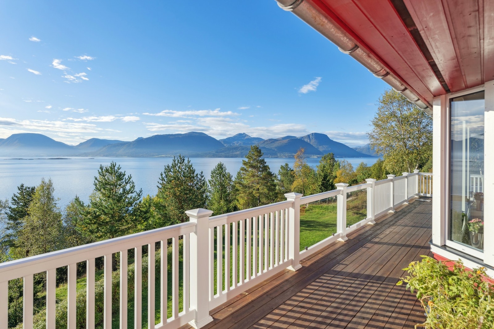 Veranda med vedlikeholdsfritt rekkverk montert 2025 Galleribilde