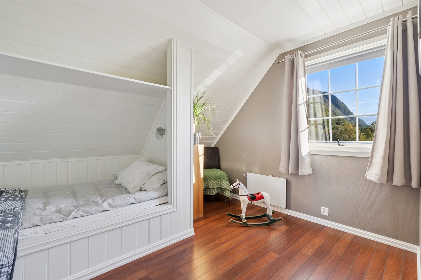 Soverom nr 2 i loftetasje Galleribilde