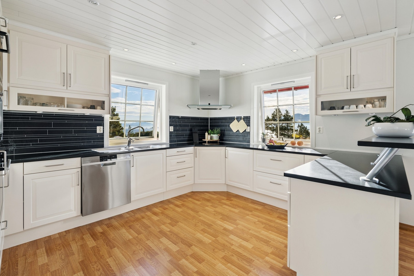 Det er integrerte koketopp, stekeovn, oppvaskmaskin, kjøleskap og kaffemaskin Galleribilde