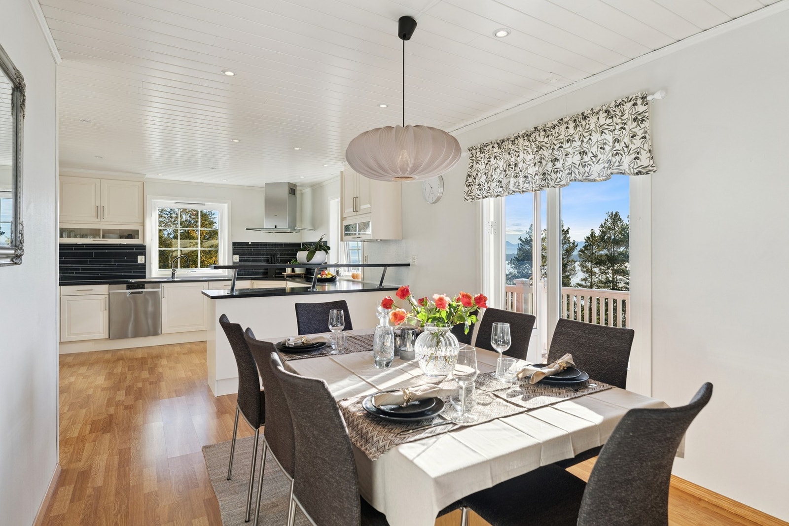 Spisestue med utgang til veranda Galleribilde