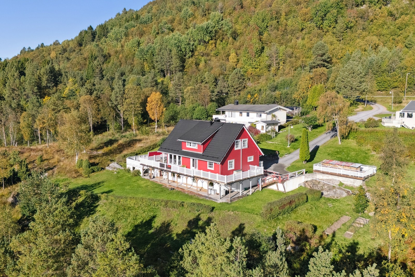 Enebolig på 3. etasjer med flott opparbeidet uteområdet Galleribilde