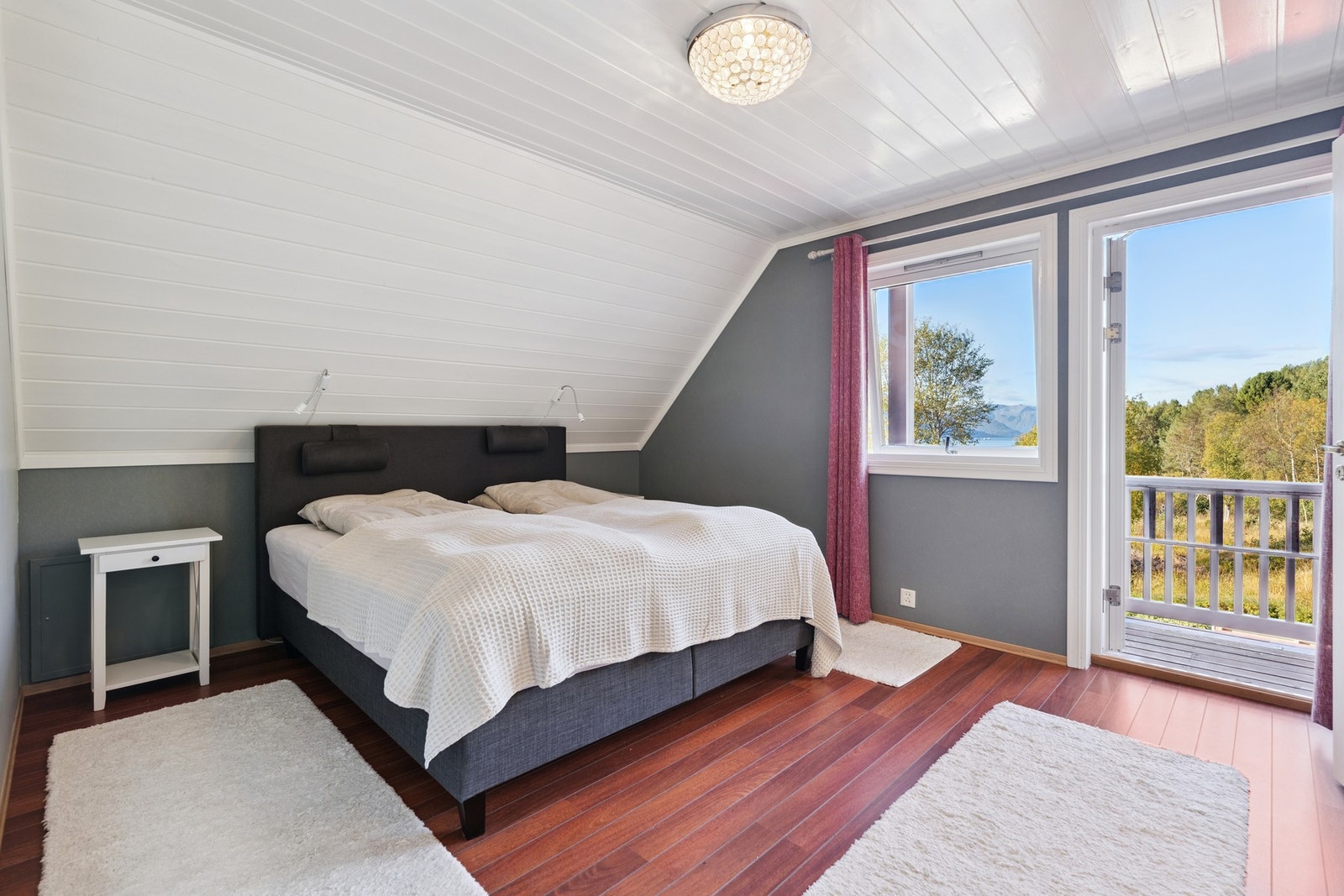 Soverom nr 2 i loftetasje med utgang til veranda Galleribilde