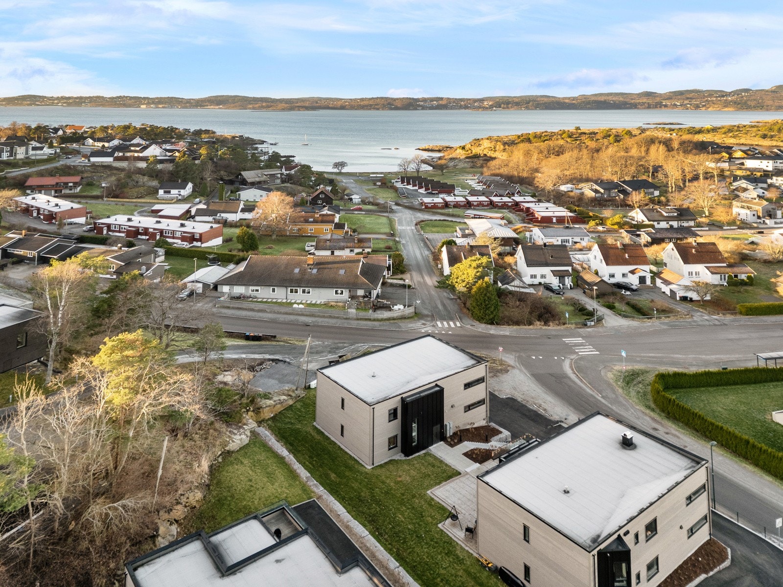 Leiligheten ligger i høy 1. etg i bygget med garasje i underetasjen Galleribilde