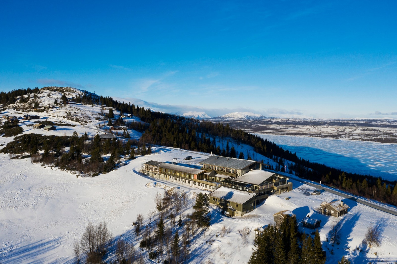 Rett utenfor døren finner du flotte turmuligheter, enten du foretrekker fjellturer om sommeren eller skiturer om vinteren. Galleribilde