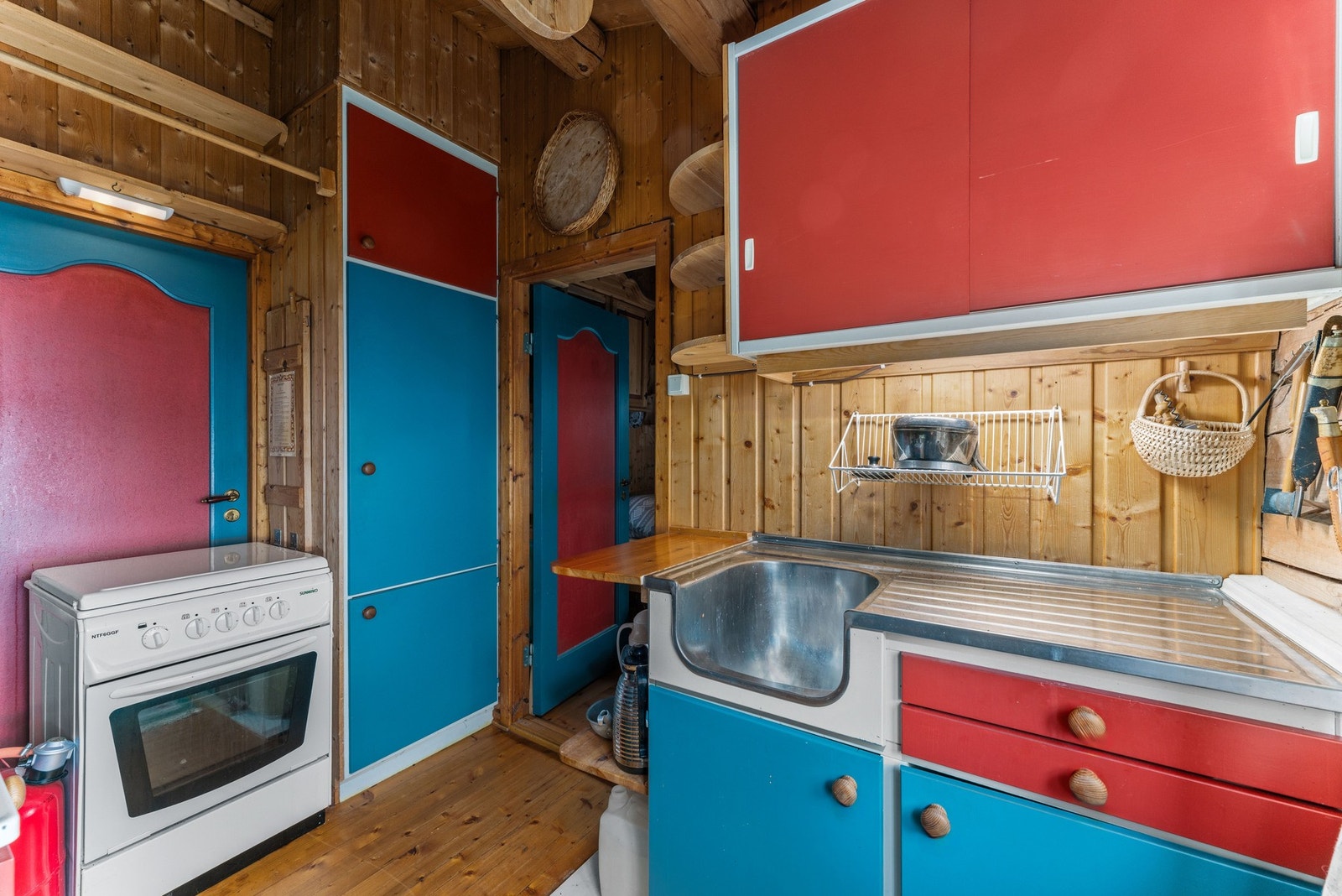 Her finner du kjøkkenkum og plass til frittstående gasskomfyr. Galleribilde