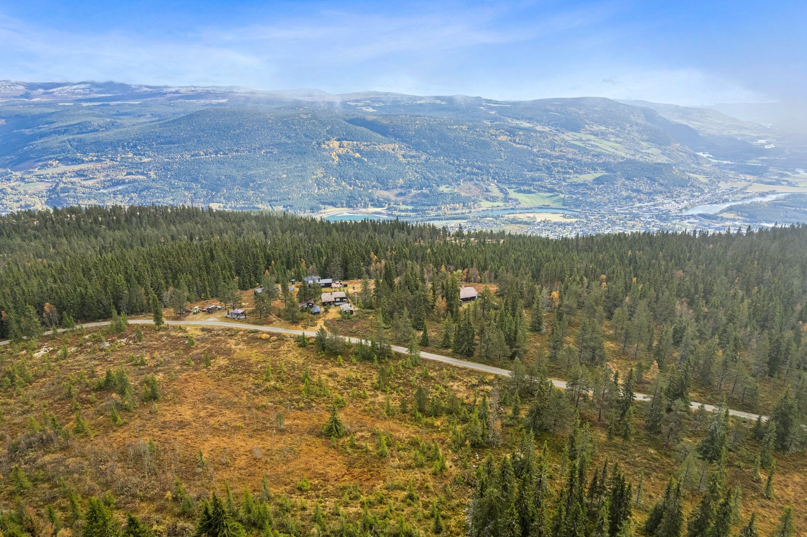 Med sin sentrale plassering i Gudbrandsdalen er dette et ideelt utgangspunkt for fjelleventyr. Turmål som Heidalsmuen, Saukampen, og turer i Rondane og Jotunheimen ligger alle innen rekkevidde. Galleribilde
