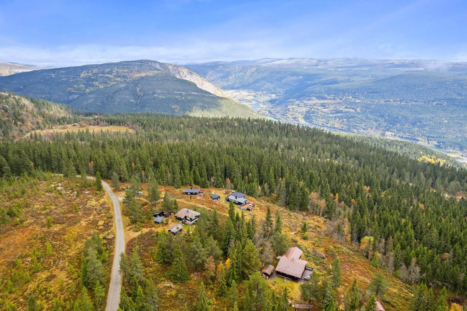 Til tross for den rolige og naturnære beliggenheten har du kort vei til nødvendige fasiliteter. Vinstra sentrum ligger kun ca. 15 minutters kjøretur unna, og byr på et godt utvalg av butikker, restauranter og servicetilbud. Galleribilde
