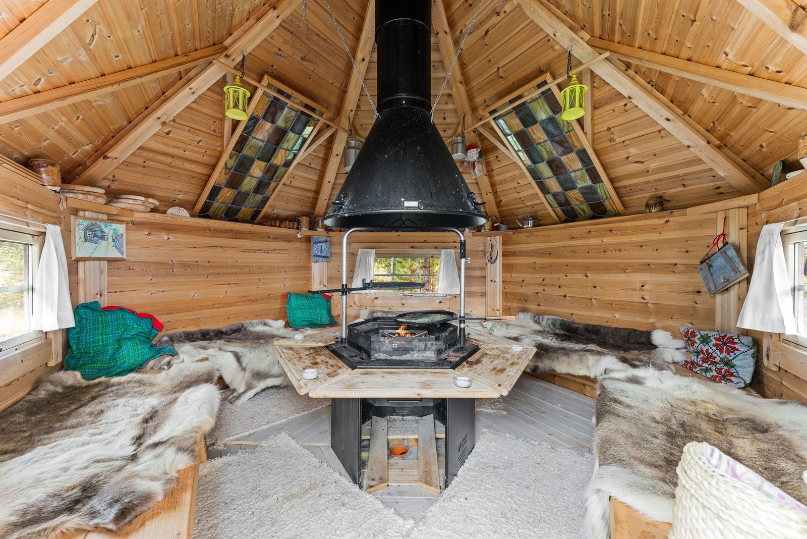 Grillhytta fra 2010 utgjør et naturlig midtpunkt på tunet - utstyrt med stor grill og benker langs veggene. Her ligger alt til rette for sosiale sammenkomster og hyggelige stunder med familie og venner, uansett årstid! Galleribilde