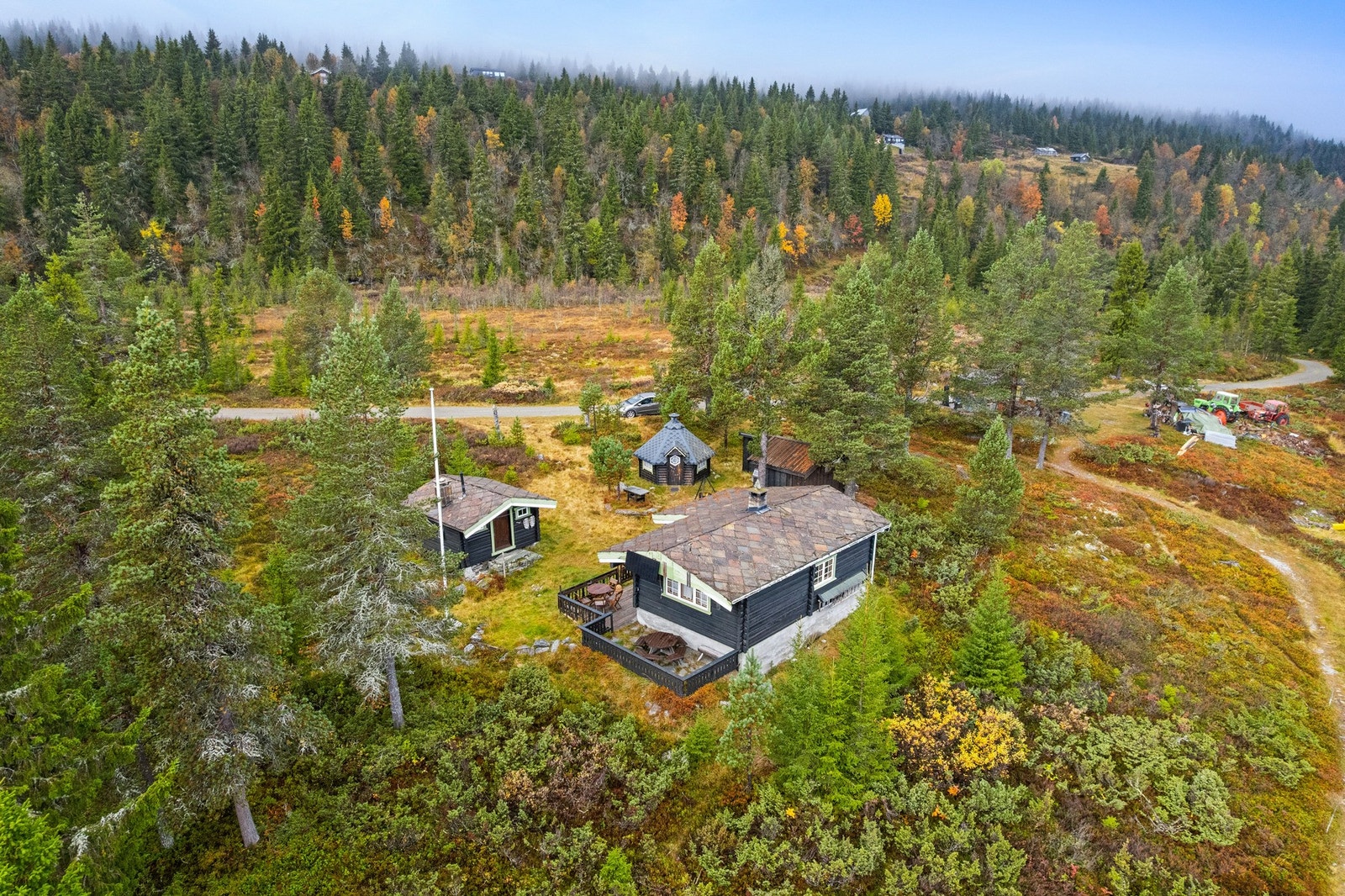 Eiendommen består av hovedhytte, anneks, uthus og grillhytte, som sammen danner et koselig og harmonisk tun. Galleribilde