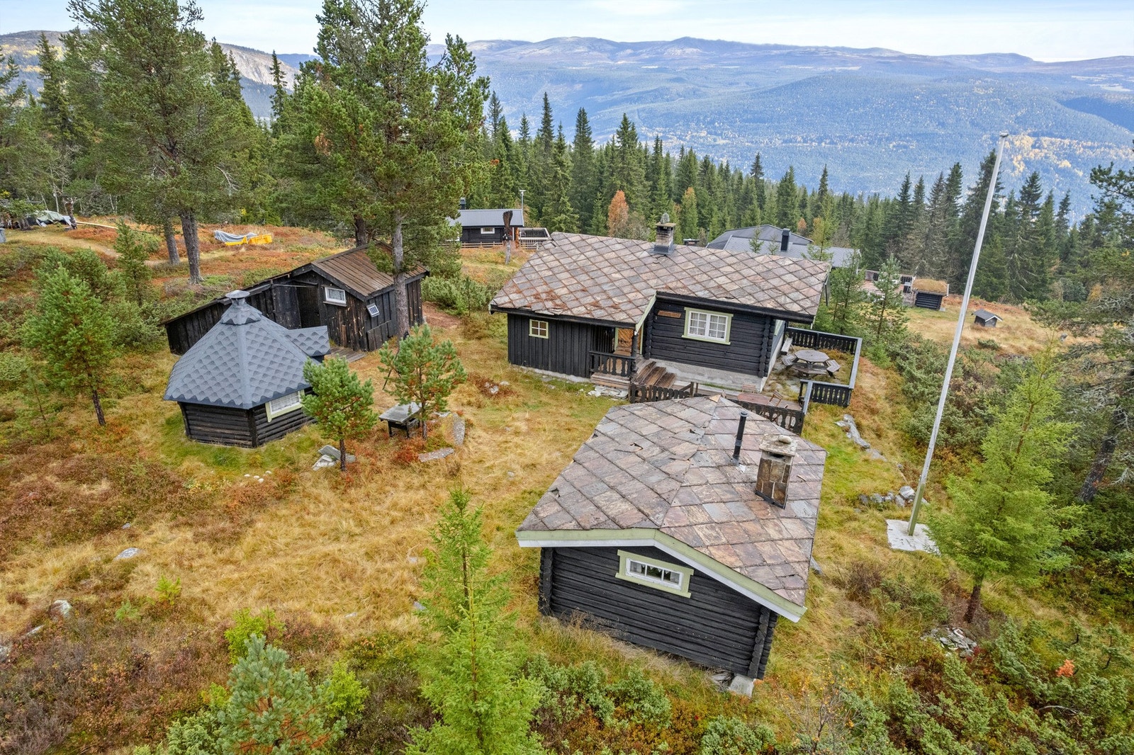 Søljurustvegen 305 ligger idyllisk til på Vinstra i Nord-Fron kommune, ca. 835 meter over havet - midt i hjertet av fjellheimen. Galleribilde