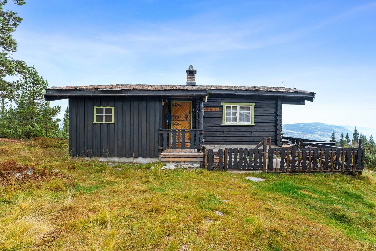 Rundt hytta finner du flere trivelige uteplasser, med terrasse og sittegruppe som gir gode solforhold og fine rammer for både avslapping og sosiale sammenkomster. Galleribilde