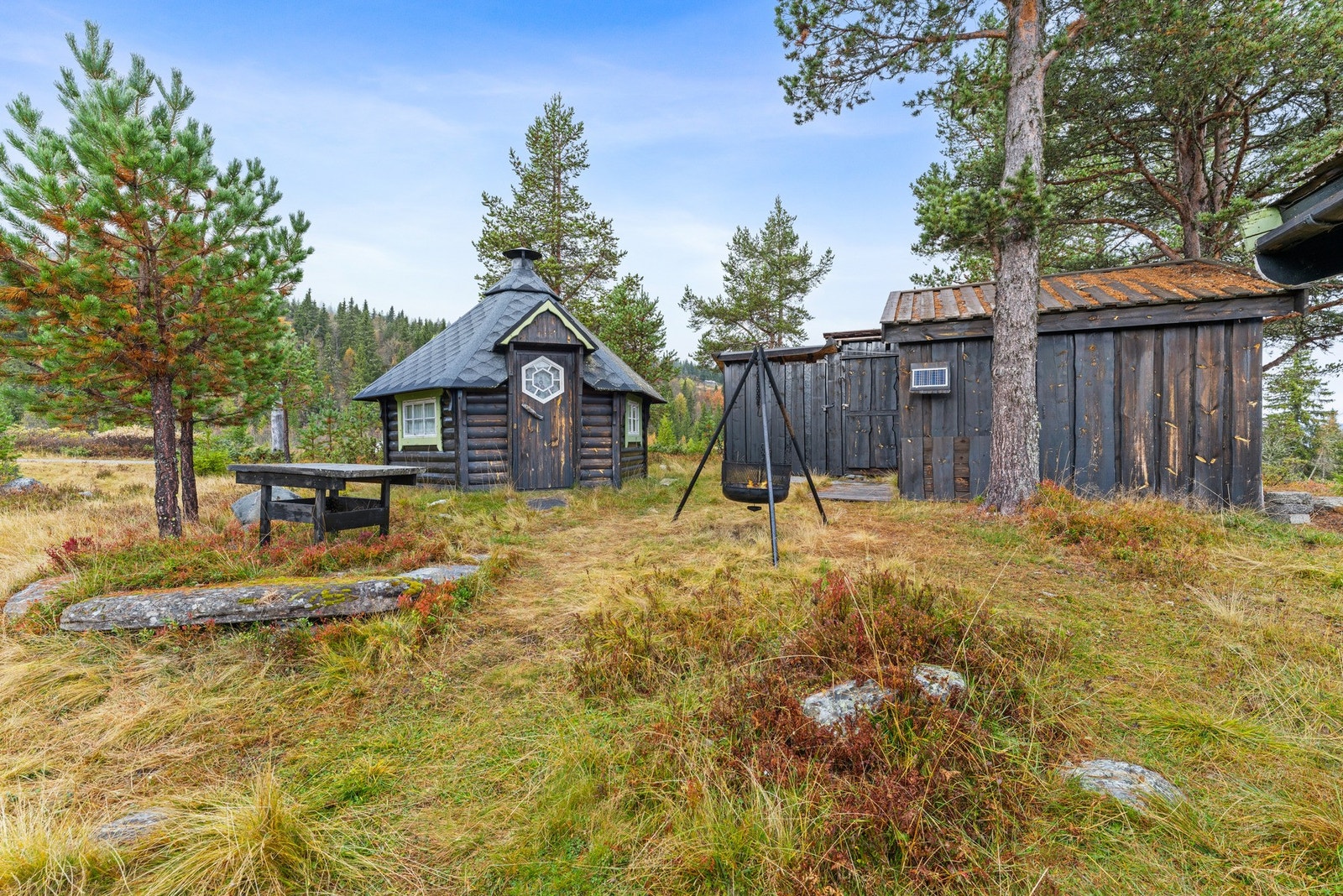 Eiendommen ligger på en eiet tomt på 1 177,6 kvm, pent opparbeidet som en naturtomt hvor det naturlige terrenget er godt bevart. Galleribilde