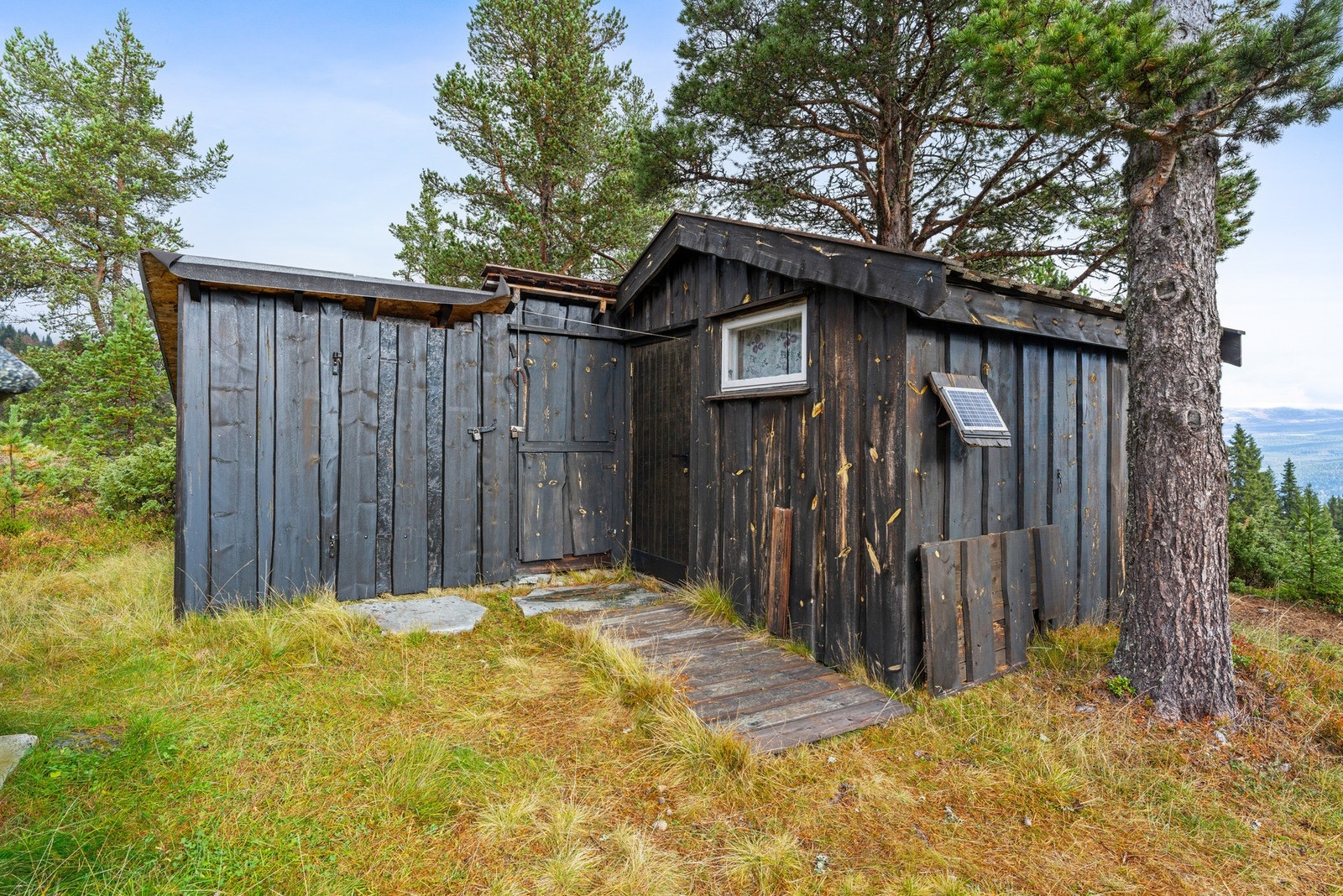 Uthuset er delt inn i tre rom, hvor av to av rommene brukes som boder, og det tredje rommet er innredet som vask - og pumperom. Galleribilde