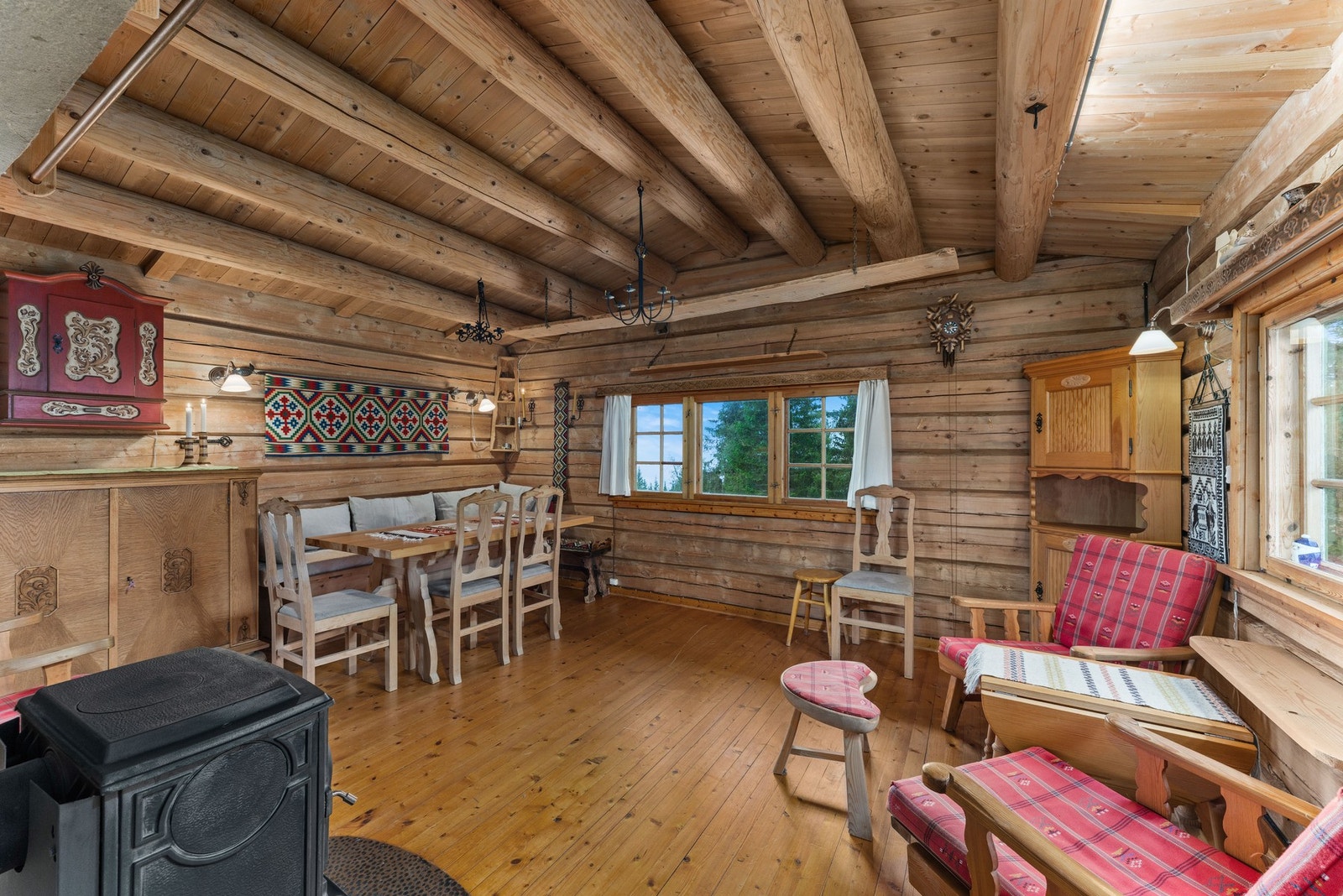 Hytta har en lun og tradisjonell hytteatmosfære, med gjennomgående tregulv, panel og tømmervegger, samt panel i himling. Galleribilde