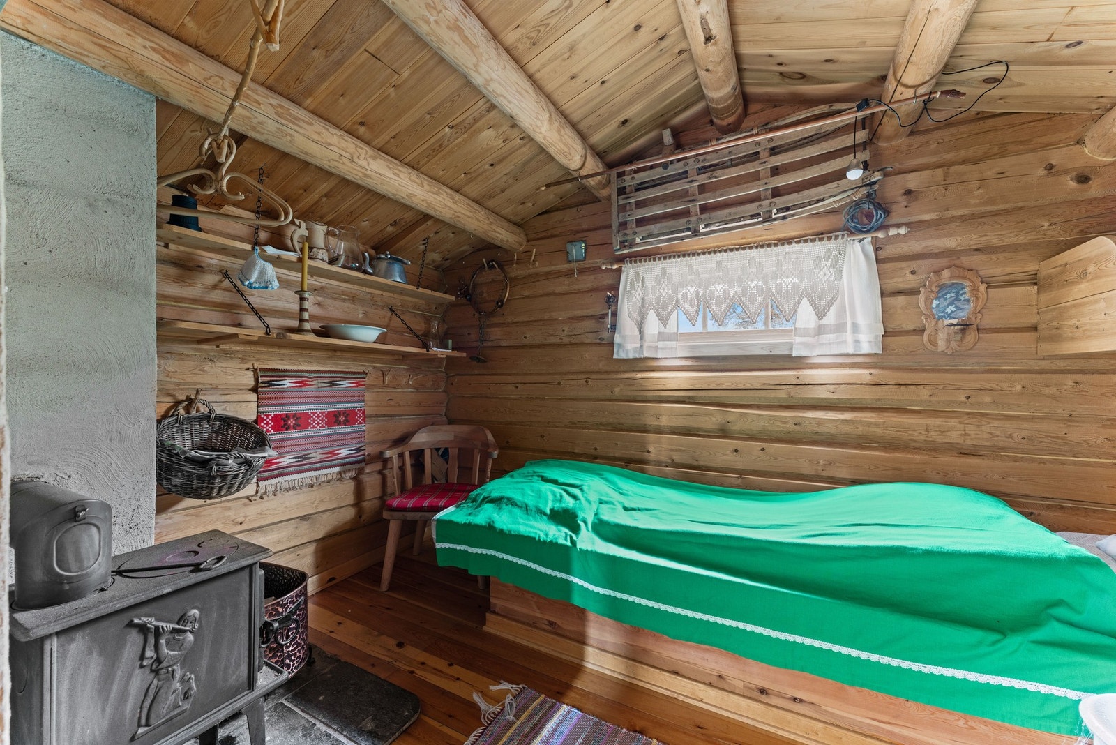 Her er det også plassert en vedovn for effektiv og god oppvarming. Galleribilde