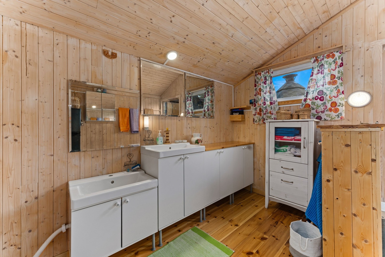 Her finner du tappepunkt for vann, to servanter, servantskap og speil - et praktisk og funksjonelt rom med gode muligheter for enkel vask og stell. Galleribilde