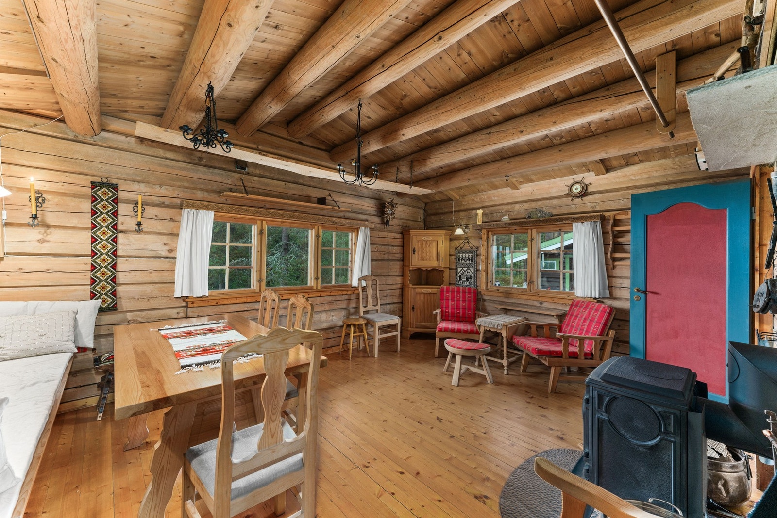 Materialbruken gir en varm og autentisk fjellhyttefølelse, der sjarmen fra 60-tallet er godt bevart. Galleribilde